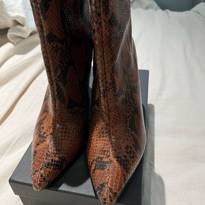 SHUTZ ANKLE HEEL BOOTS!! PERFECT FOR A NIGHT OUT. SEND OFFERS